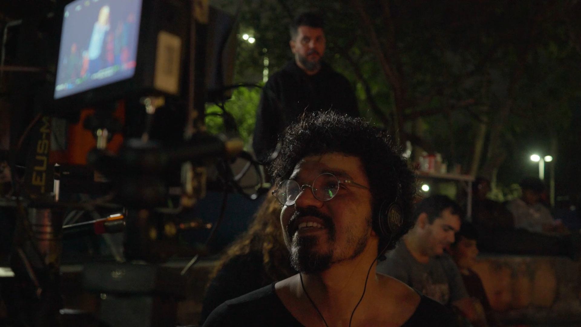 Alex Buck dirigindo no set