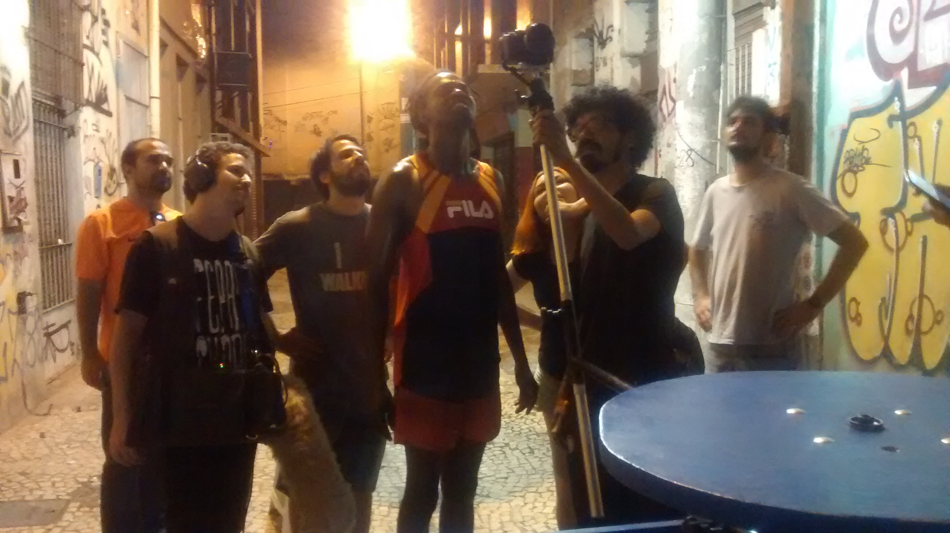 Bastidor de HIC · equipe em volta da mesa giratória à noite