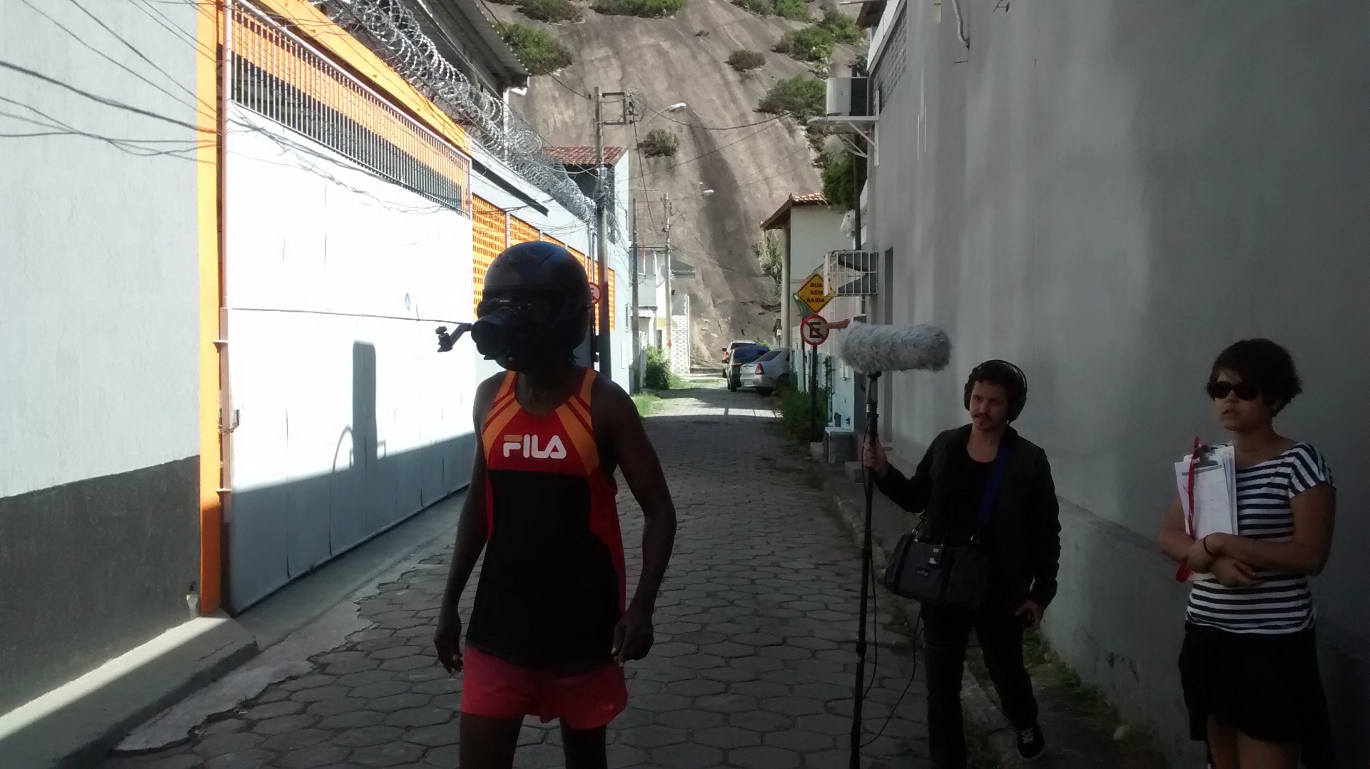 Bastidor de HIC · ator com câmera presa ao capacete